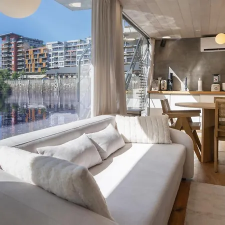 Úszó hotel Hausboat Holesovice
