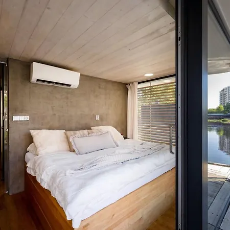 Hausboat Holesovice 船上ホテル *