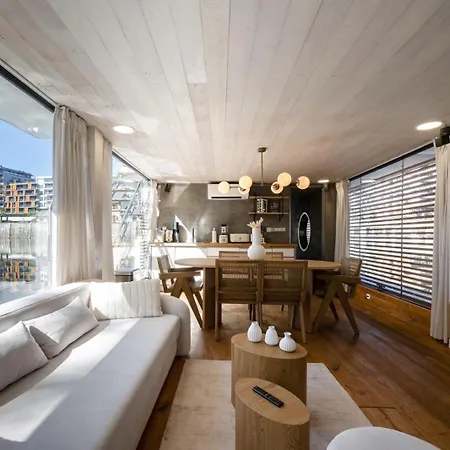 Hausboat Holesovice *